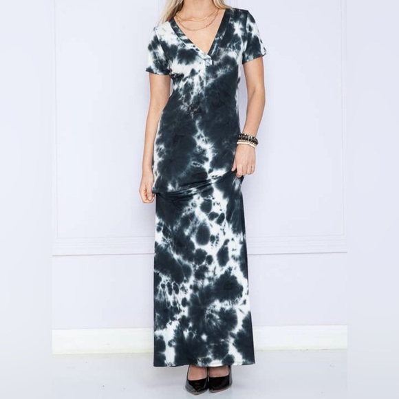 Black and White Tie Dye Short Sleeve Maxi Dress with Surplice Neckline, Large - Picture 1 of 4